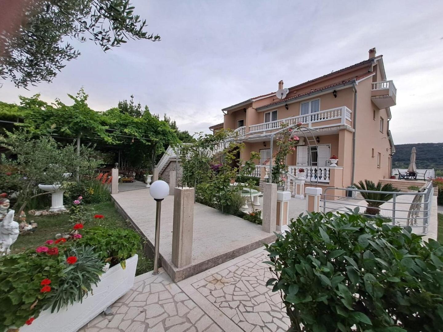 Apartments Mig - With Beautiful Garden Supetarska Draga Ngoại thất bức ảnh